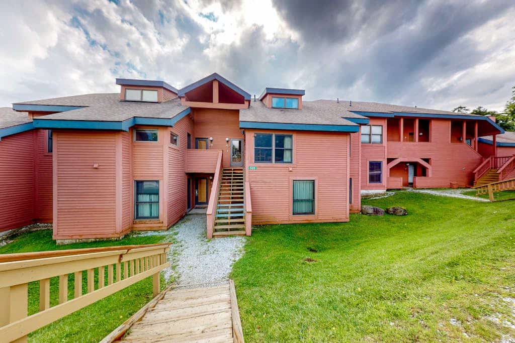 2nd-floor ski chalet with mountain views, indoor pool, hot tub, sauna, & gym