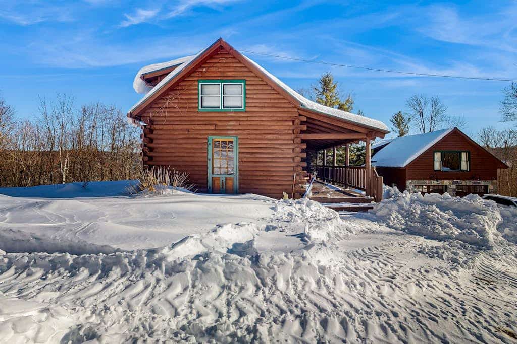 Cozy log cabin close to recreation, dog-friendly, balcony, BBQ, w/d, TVs, kayaks