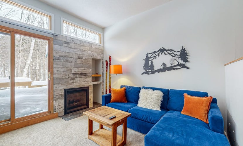 Cozy open-concept condo, close to ski resorts, balcony, pool, and tennis court