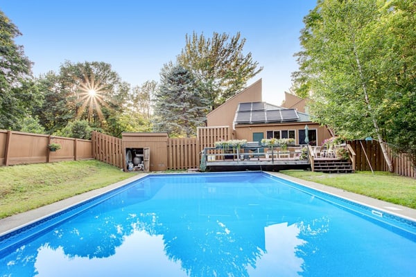 Cozy open-concept condo, close to ski resorts, balcony, pool, and tennis court