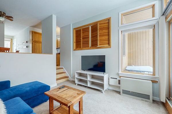 Cozy open-concept condo, close to ski resorts, balcony, pool, and tennis court