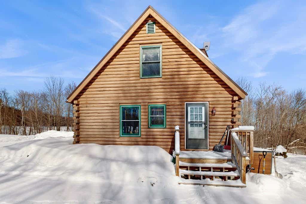 Cabin on 12 acres w/ valley views, sledding hills, bbq, firepit, w/d, wifi