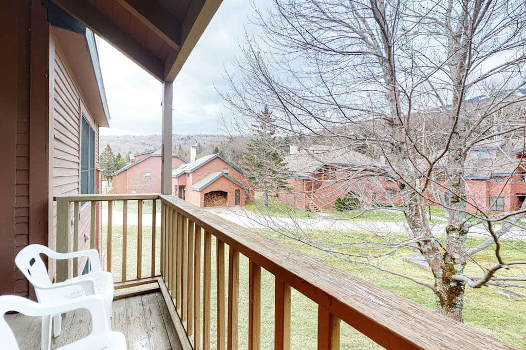 Ski-in/shuttle-out condo w/WiFi, fireplace, balcony, & newly renovated kitchen