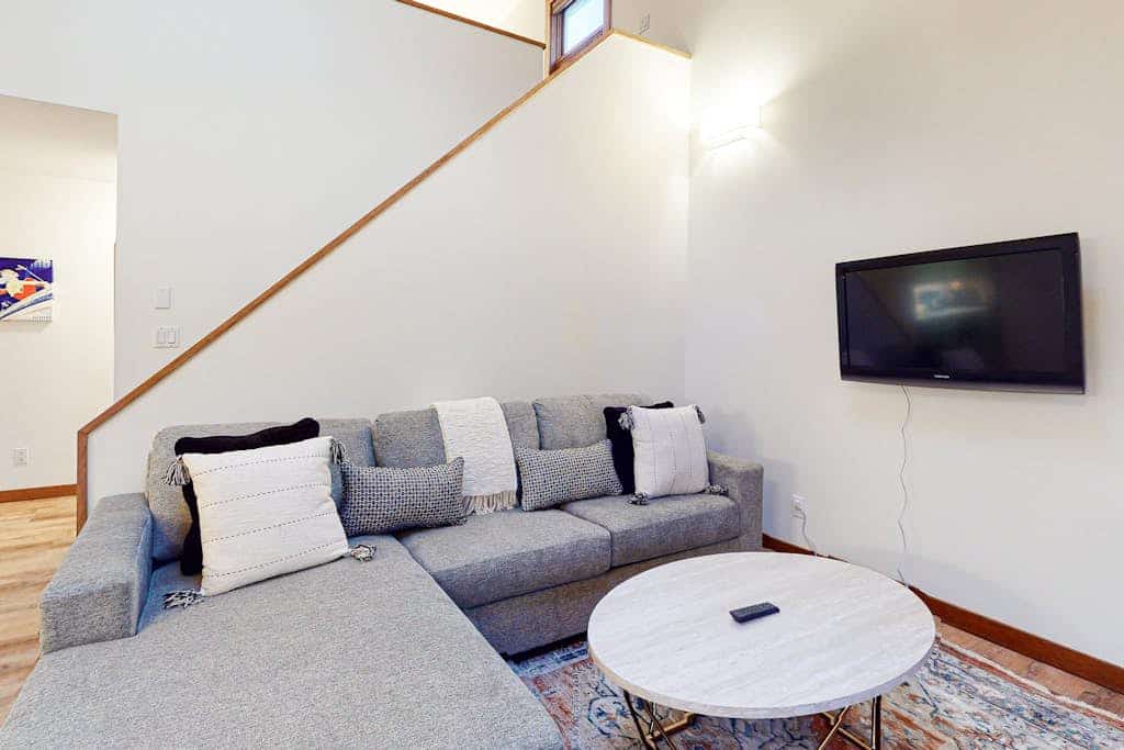 Ski-in/shuttle-out condo w/WiFi, fireplace, balcony, & newly renovated kitchen