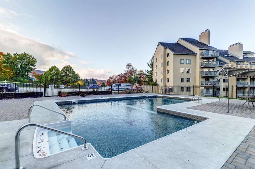 Cozy studio with balcony, full kitchen, and free WiFi - walk to lifts