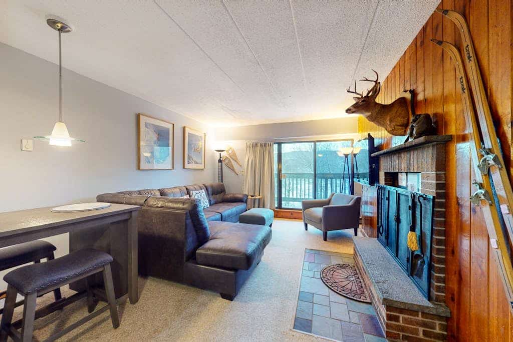 High-floor resort condo with free WiFi and full kitchen - walk to lifts