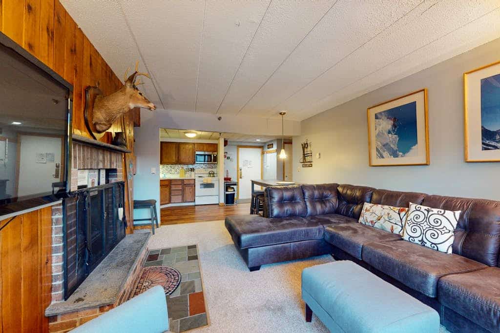 High-floor resort condo with free WiFi and full kitchen - walk to lifts