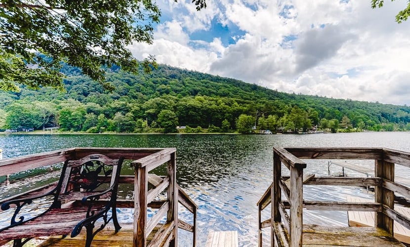 Quaint lakefront home with great views & full kitchen