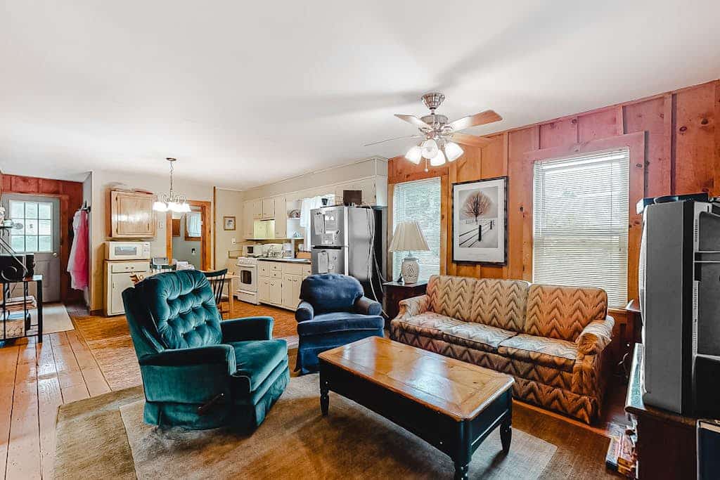 Quaint lakefront home with great views & full kitchen