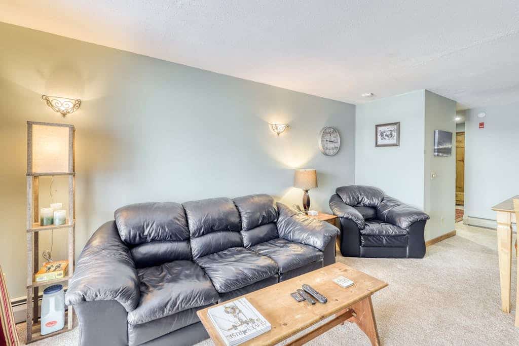 Ski-in/out condo with  pool, hot tub, sauna & fast WiFi