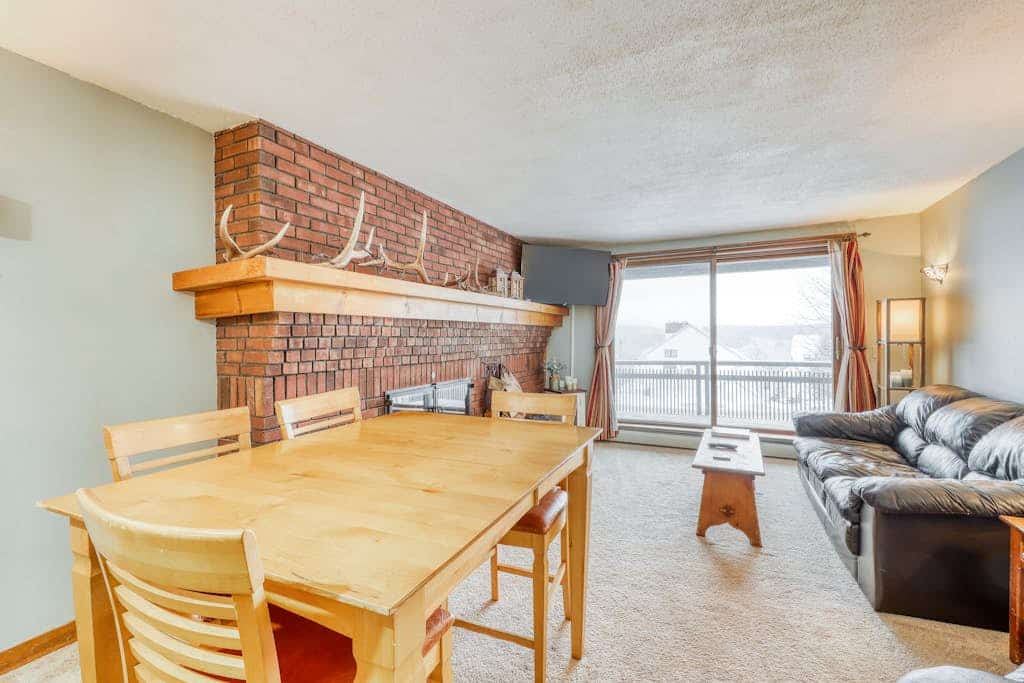 Ski-in/out condo with  pool, hot tub, sauna & fast WiFi