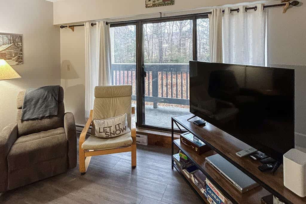 Resort condo with balcony & shared seasonal amenities - close to skiing