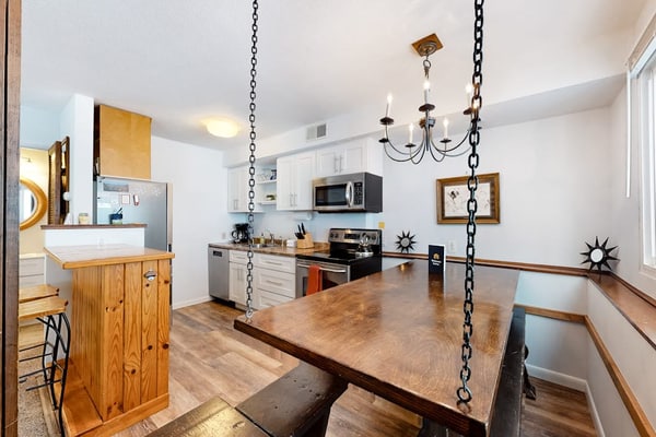 Charming, mountain view retreat with a kitchen & fast WiFi - close to the slopes