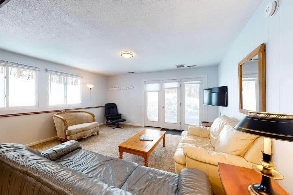 Charming, mountain view retreat with a kitchen & fast WiFi - close to the slopes