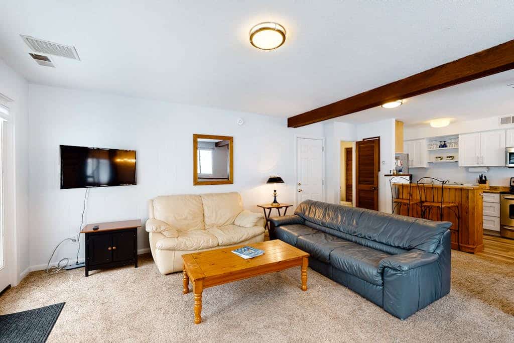 Charming, mountain view retreat with a kitchen & fast WiFi - close to the slopes