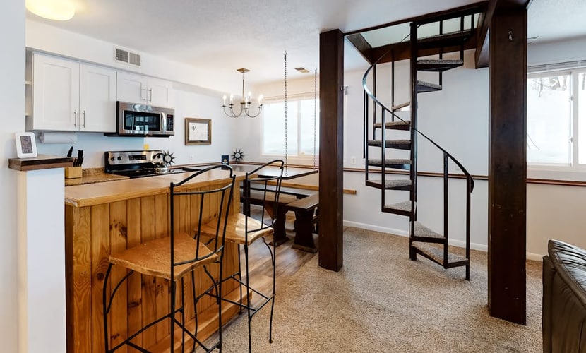 Charming, mountain view retreat with a kitchen & fast WiFi - close to the slopes
