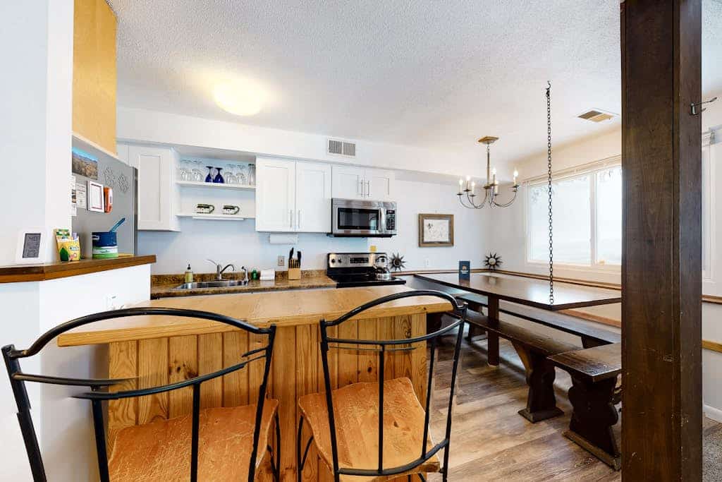 Charming, mountain view retreat with a kitchen & fast WiFi - close to the slopes