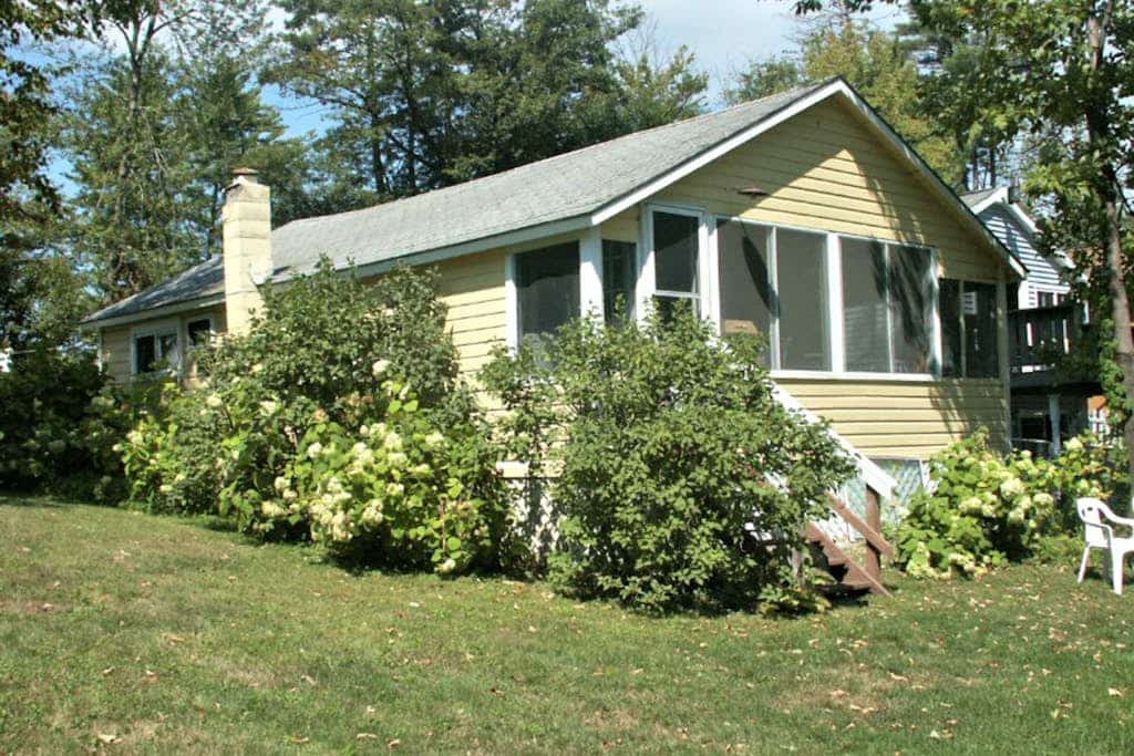 Quaint, friendly cottage with lakefront location & water views