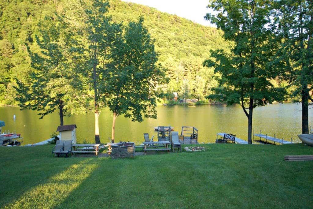 Quaint, friendly cottage with lakefront location & water views