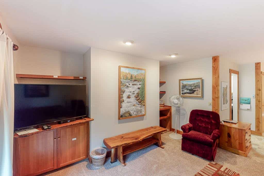 Inviting & secluded condo with a balcony - short hike to Mad River, near skiing