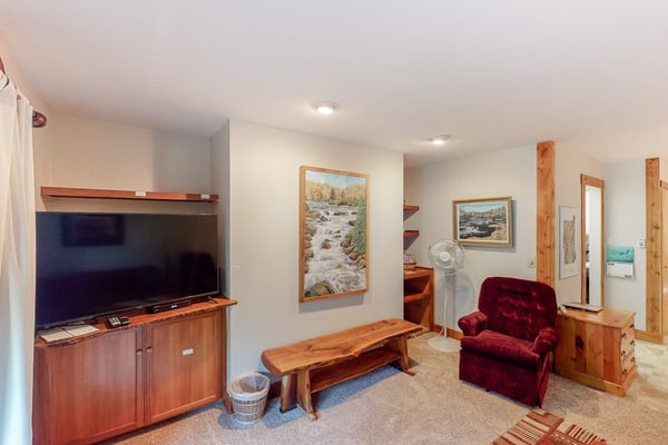 Inviting & secluded condo with a balcony - short hike to Mad River, near skiing
