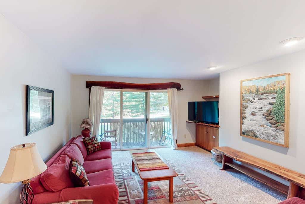 Inviting & secluded condo with a balcony - short hike to Mad River, near skiing