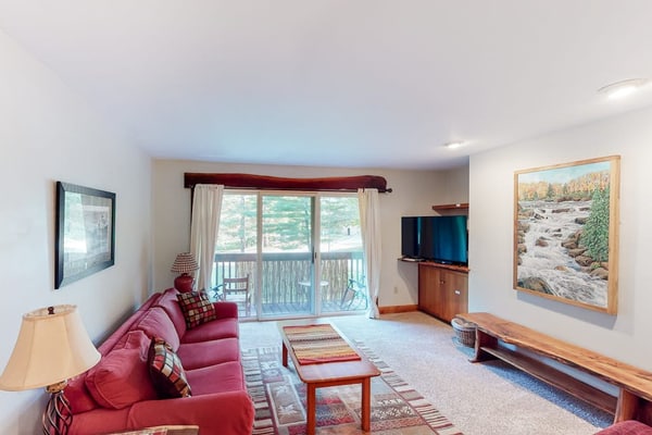 Inviting & secluded condo with a balcony - short hike to Mad River, near skiing