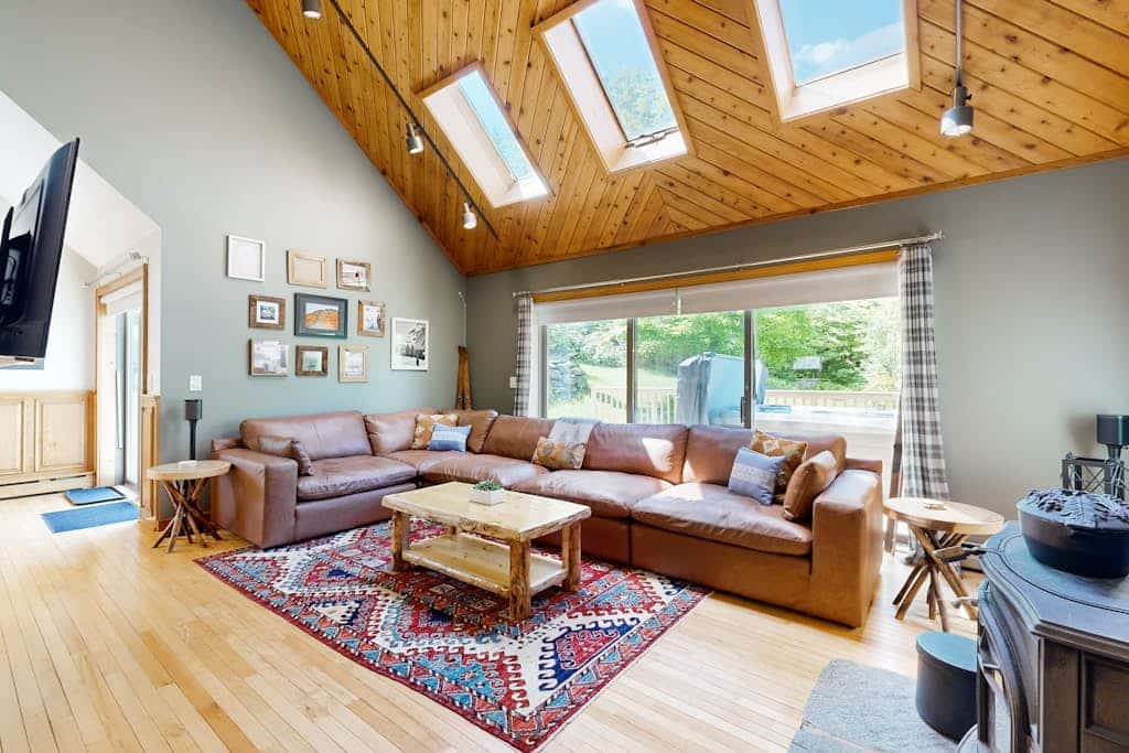 3-story secluded home with private sauna, hot tub, pond on-site