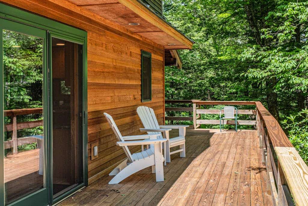 Luxe Quechee home on quiet road - chef's kitchen, two-car garage, screened porch