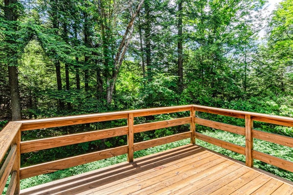Luxe Quechee home on quiet road - chef's kitchen, two-car garage, screened porch