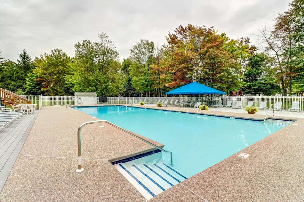 Resort condo with 3 pools, sports courts, & convenient ski access