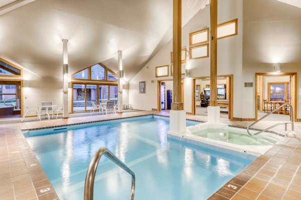 Mountain view condo with pool, hot tub, sauna & gym - walk to lifts & golf