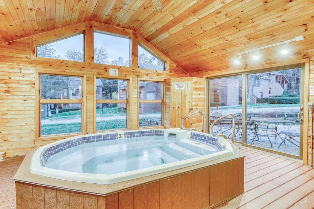 Mountain view condo with pool, hot tub, sauna & gym - walk to lifts & golf