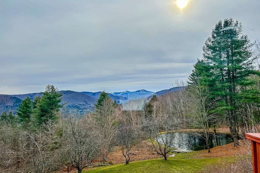 Tranquil house w/ apartment, mountain views, pond, bbq, patio, wifi