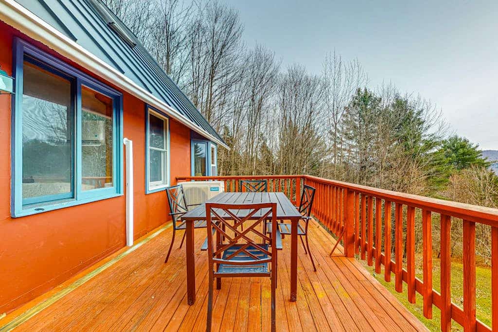 Tranquil house w/ apartment, mountain views, pond, bbq, patio, wifi