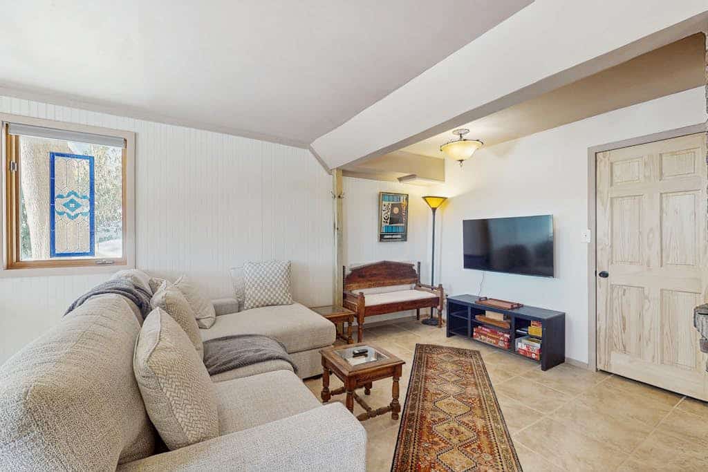 Tranquil apartment w/ mountain views, pond, patio, a/c, kitchenette