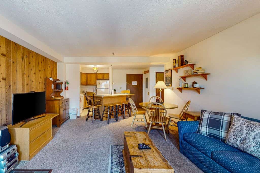 Cozy condo, electric fireplace, walk-to-lifts, balcony, views, wif