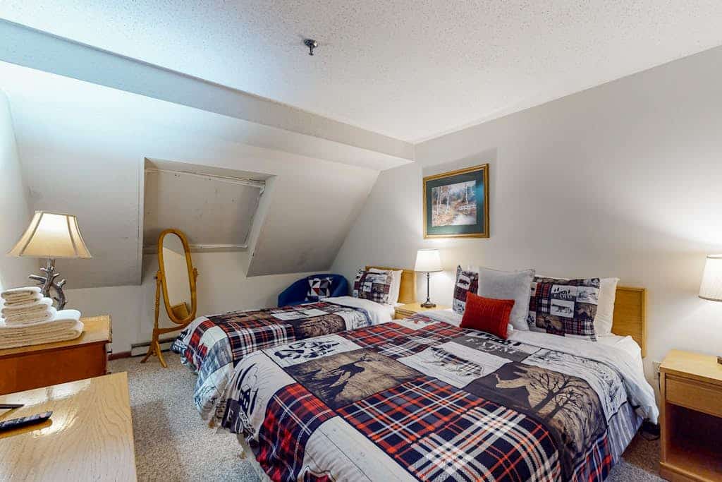Cozy condo, electric fireplace, walk-to-lifts, balcony, views, wif