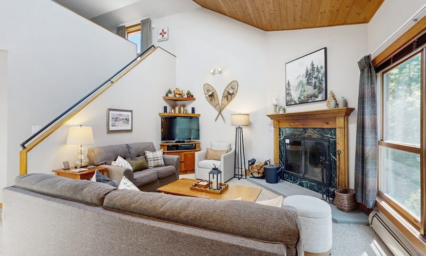 Top-Floor Condo, ski-home trail, w/ fireplace, balcony, w/d, hot tub, pool, wifi