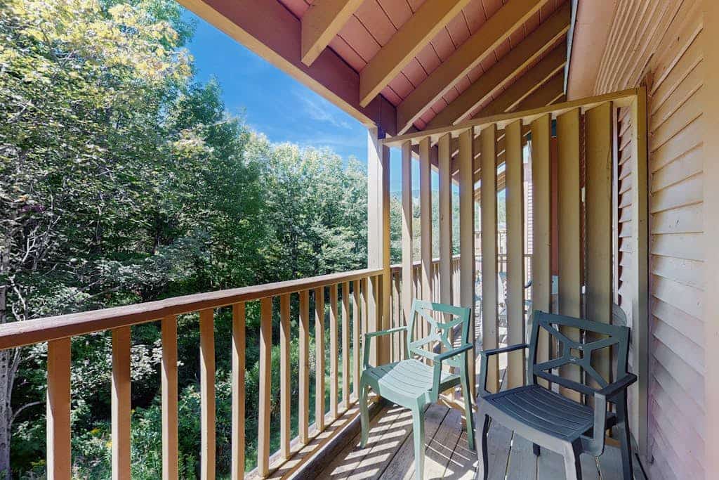 Top-Floor Condo, ski-home trail, w/ fireplace, balcony, w/d, hot tub, pool, wifi
