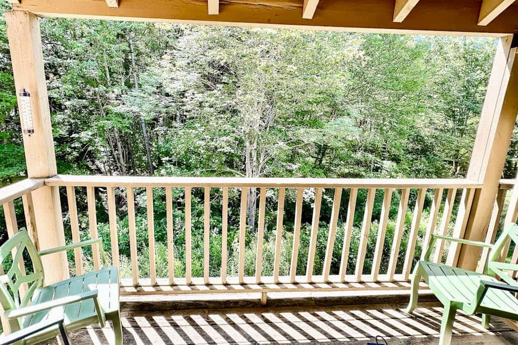 Top-Floor Condo, ski-home trail, w/ fireplace, balcony, w/d, hot tub, pool, wifi