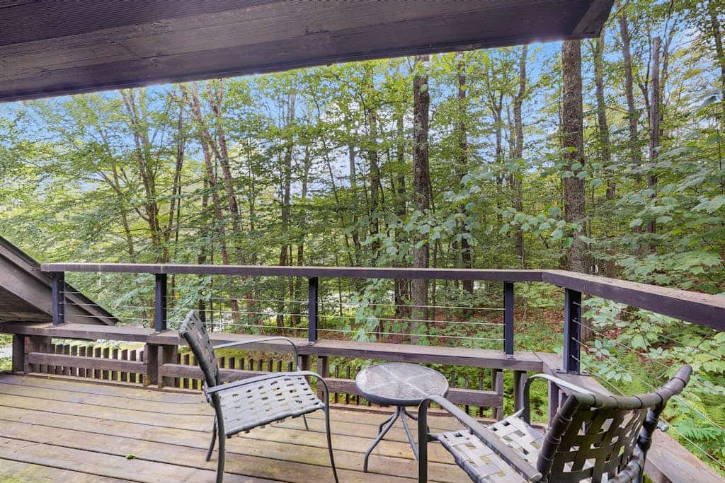 Cozy house in woods w/ balcony, bonus room, creek