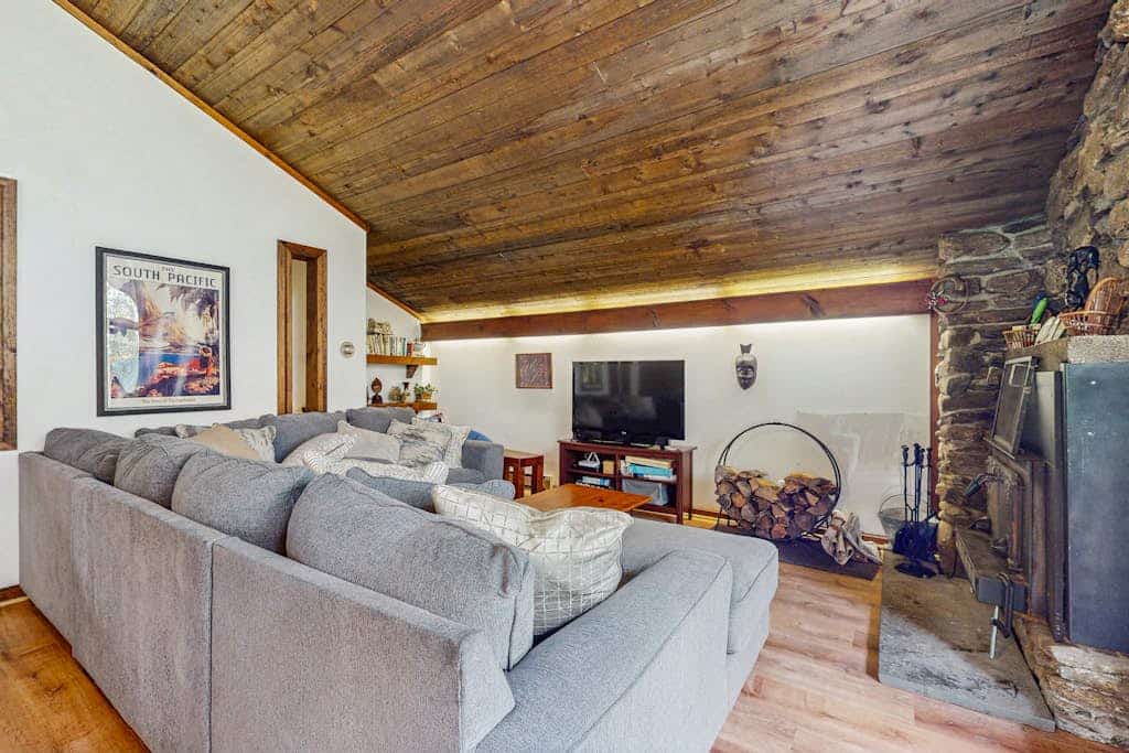 Cozy house in woods w/ balcony, bonus room, creek