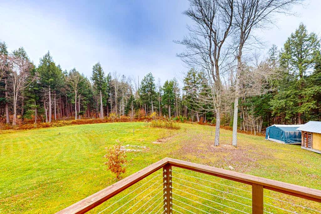 Cozy house in the woods, riverfront, trail,  fireplace, wifi, w/d, bbq, balcony