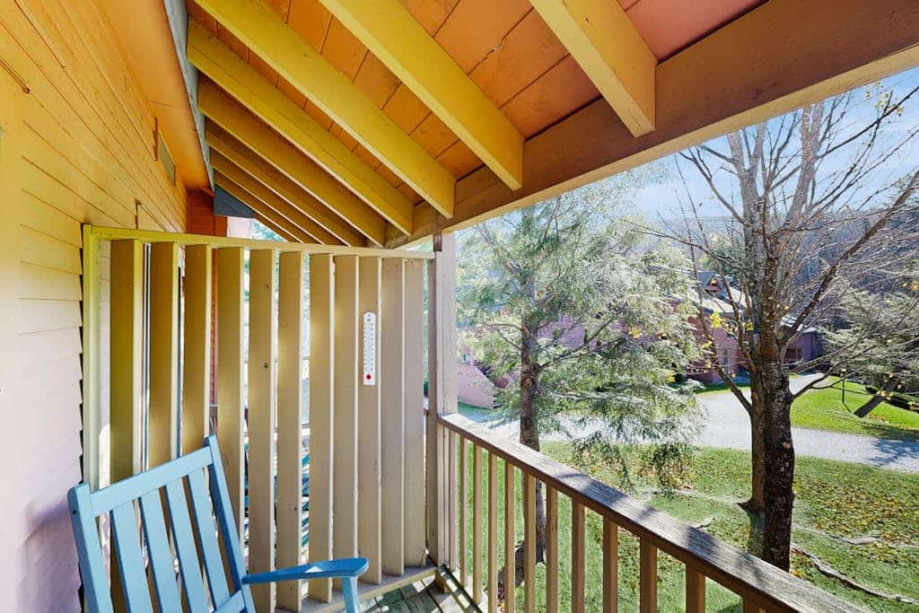 Walk-to-lift condo w/ balcony, fireplace, pool, hot tub, sauna, gym, gameroom