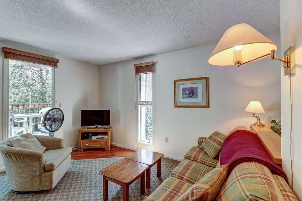 Lovely condo near skiing with 3 pools, sauna, fitness room & balcony