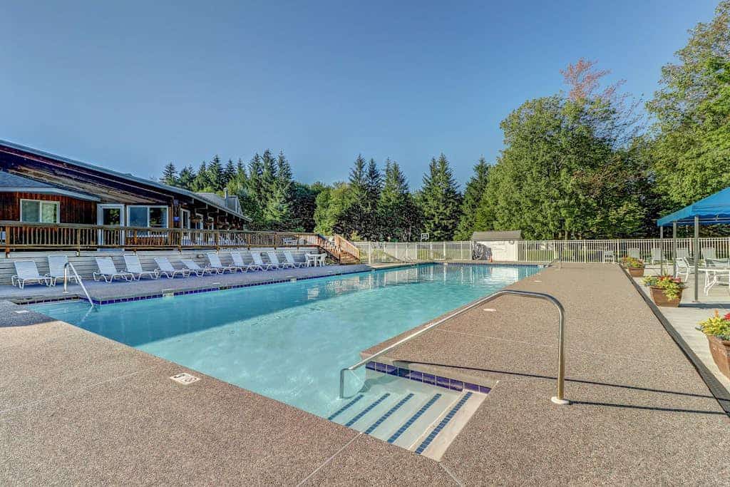 Lovely condo near skiing with 3 pools, sauna, fitness room & balcony