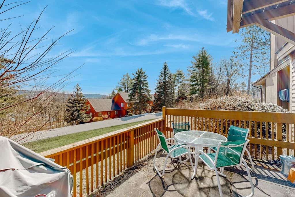 Saltbox townhome with views & fireplace - near Quechee Club, golf, & skiing