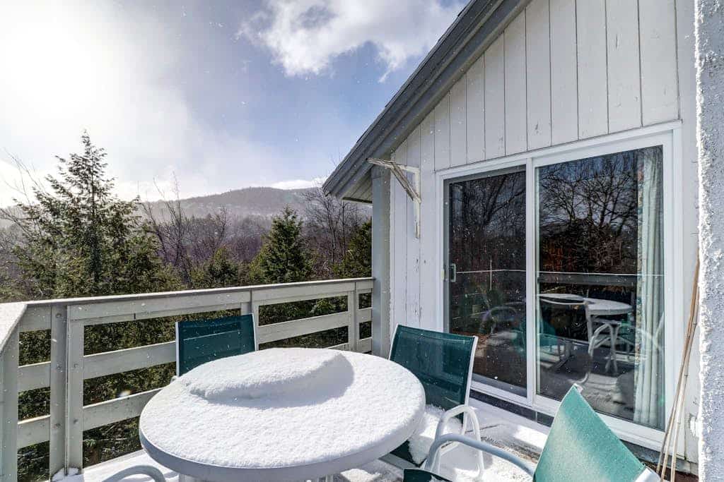 Bright condo with pool & sauna- close to skiing