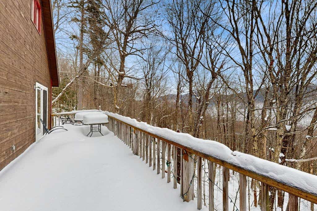 Dog-friendly chalet, mountain views, balcony, gameroom, woodstove, resort nearby